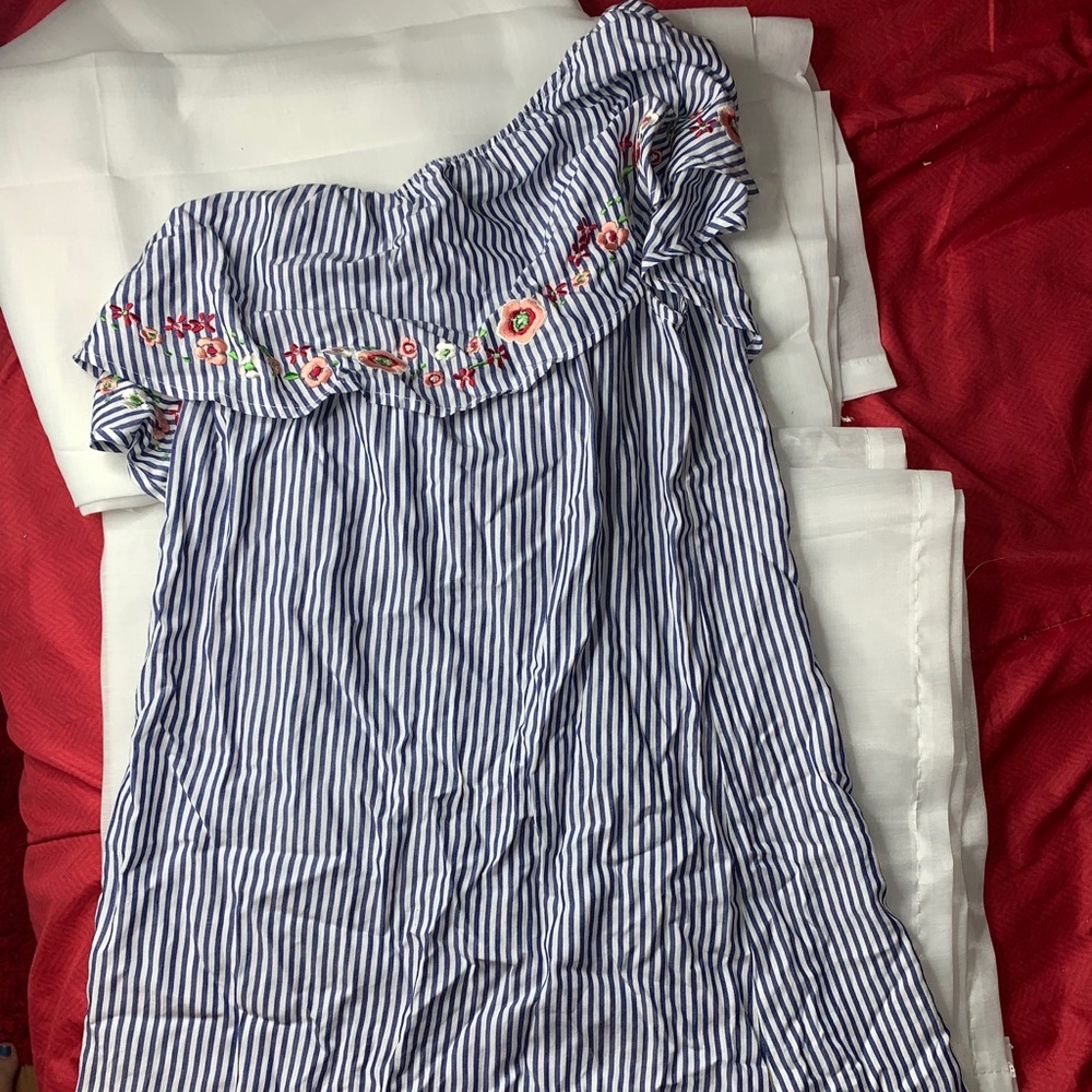 Size S across the shoulder flower dress.